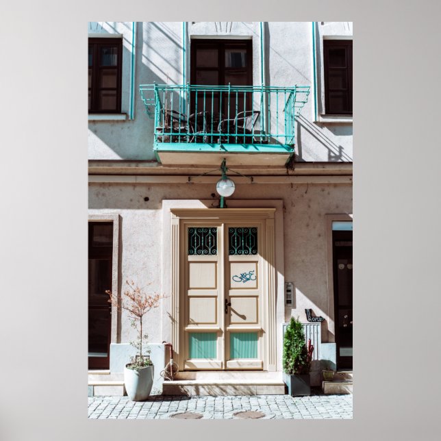 Póster Puerta de madera marrón sobre un edificio de hormi (Frente)