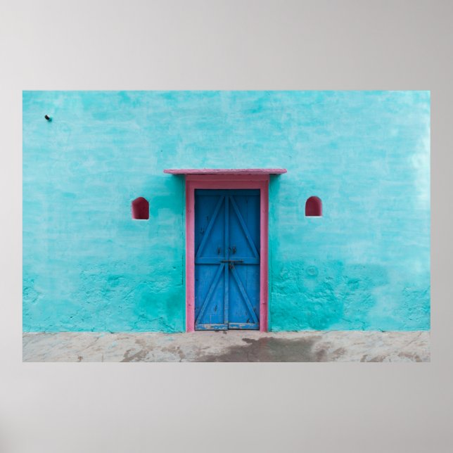 PÓSTER PUERTA DE MADERA ROJA EN PARED DE CONCRETO AZUL (Frente)