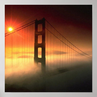 Póster Puerta Dorada con cubierta de niebla