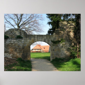 Póster puerta en la pared de la ciudad