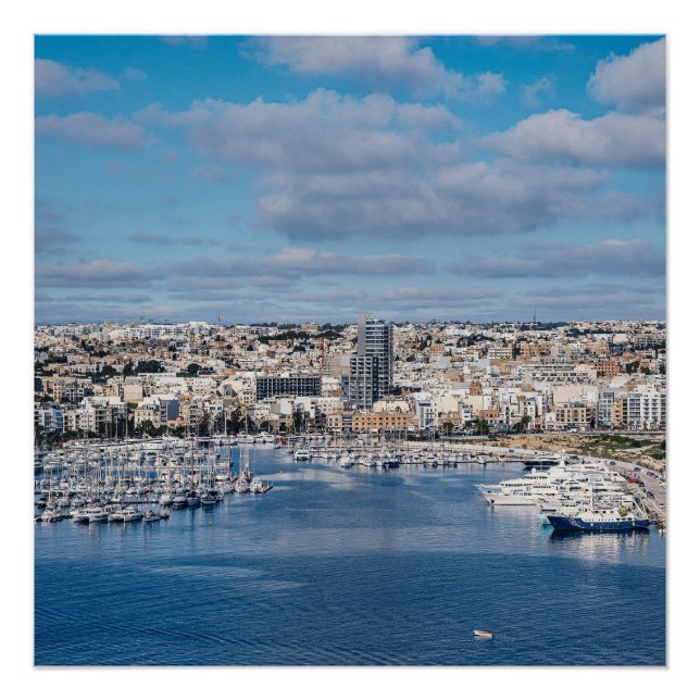 Póster Puerto de Sliema con edificios modernos y barcos (Anverso)