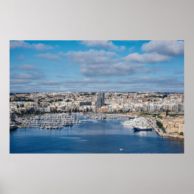 Póster Puerto de Sliema con edificios modernos y barcos (Frente)