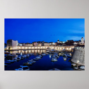 Póster Puerto y paredes de Dubrovnik iluminados por la no