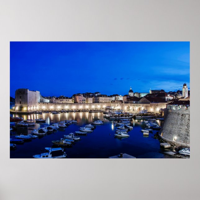 Póster Puerto y paredes de Dubrovnik iluminados por la no (Frente)