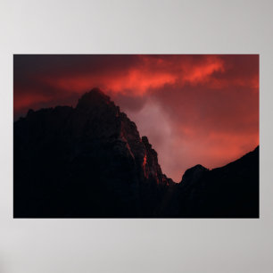 Póster Puesta de sol ardiente en las montañas