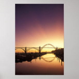 Póster Puesta de sol detrás del puente de Newport, Oregón