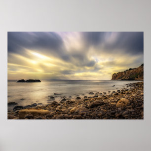 Póster Puesta de sol dorada sobre la costa rocosa - Paisa