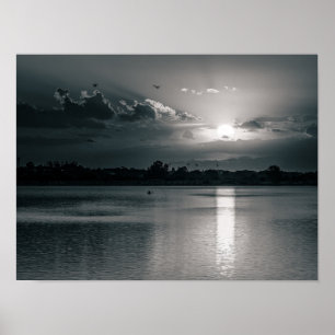 Póster Puesta de sol en blanco y negro sobre un lago tran