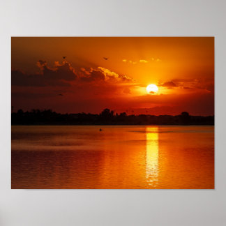 Póster Puesta de sol naranja dorada sobre un lago tranqui