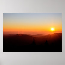 Puesta de sol naranja romántica en la montaña
