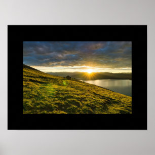 Póster Puesta de sol sobre las montañas
