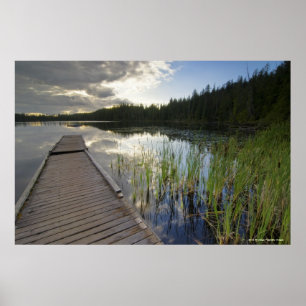 Póster Puesta del sol en un pequeño lago