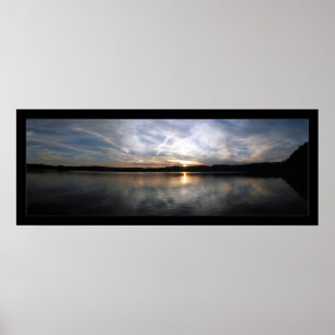 Póster Puesta del sol nublada del lago