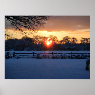 Póster Puesta del sol sobre campo de nieve