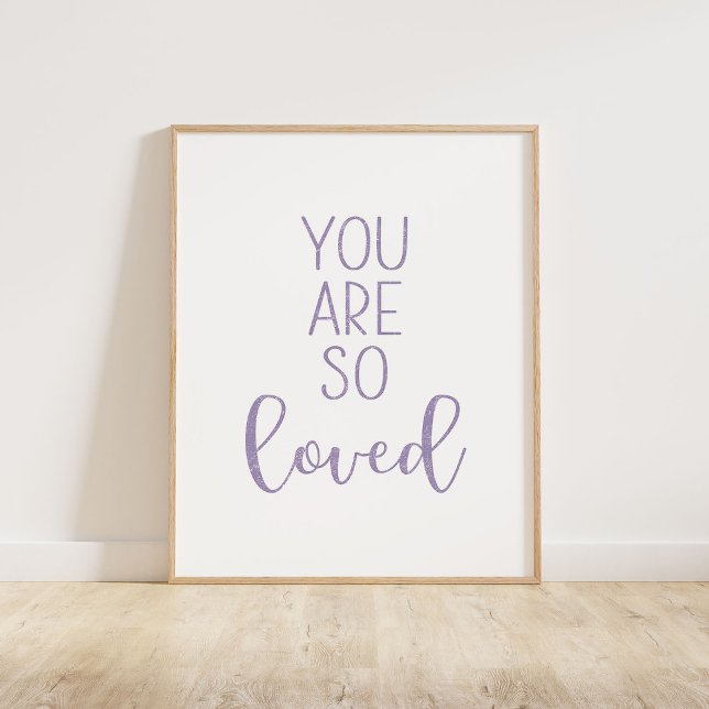 Póster Púrpura Eres Tan Amado (You Are So Loved typography quote print in purple.)