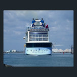 Póster Quantum Stern<br><div class="desc">Si bien por lo general la parte trasera de un crucero no es siempre su característica más atractiva,  las gotas cuánticas de clase son algunas de las más bellas de alta mar. Vista de la parte trasera cuando uno de ellos llega a un puerto de llamada.</div>