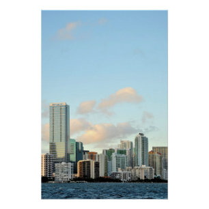 Póster Rascacielos de Miami contra el cielo claro ancho