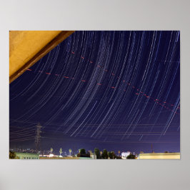 Póster Rastros de estrellas Perseidas sobre las luces de