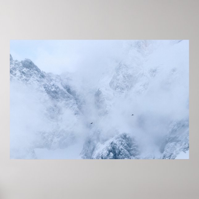 Póster Ravens, montañas nevadas y nubes (Frente)