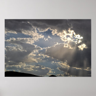 Póster Rayos de sol a través de nubes de tormenta del des