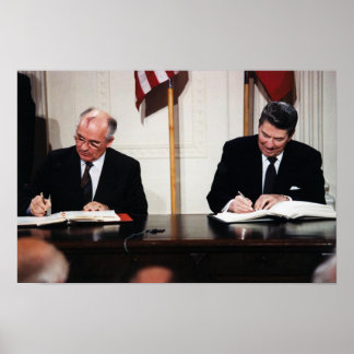Póster Reagan y Gorbachev al firmar