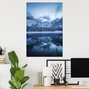 Póster Reflejo de majestuosas montañas en el lago Fusine,