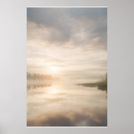 Póster Reflejo dorado del amanecer en el lago Misty