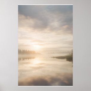 Póster Reflejo dorado del amanecer en el lago Misty