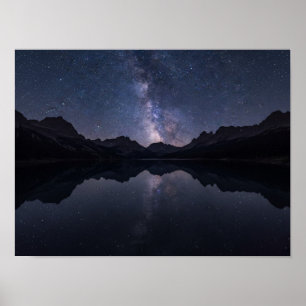 Póster Reflejo Estrellado: Vía Láctea Sobre Lago de Monta