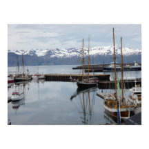 Reflejos de un barco alto en el puerto del norte d