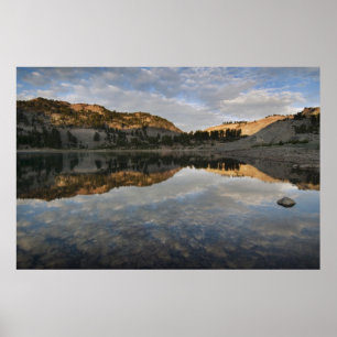 Póster Reflejos del atardecer en el lago Helen, Lassen