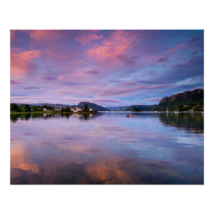Póster Reflexiones sobre el cielo oscuro en Loch Carron