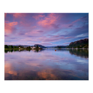 Póster Reflexiones sobre el cielo oscuro en Loch Carron