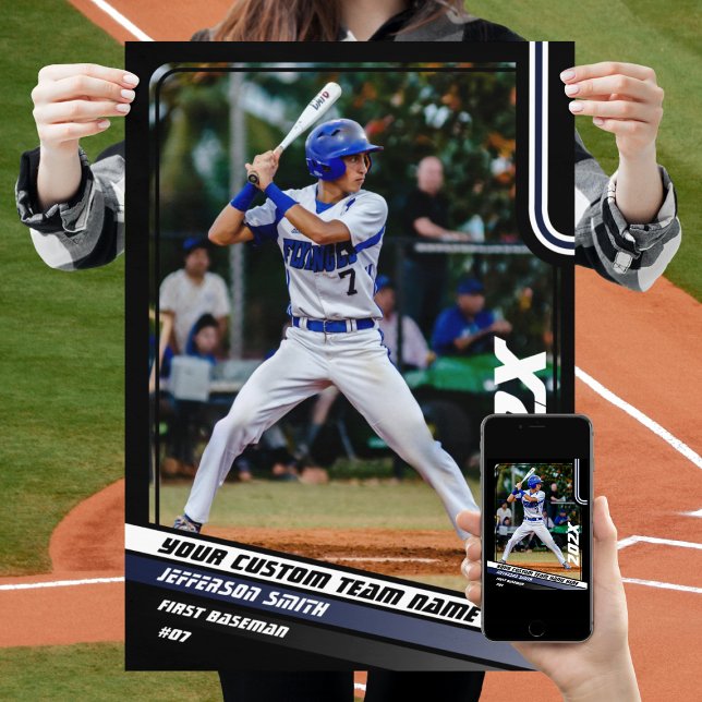 Póster Regalo de Personalizado jugador de béisbol en azul (Baseball Player Poster in Black with Custom Team Name and White Blue Stripes)