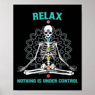 Póster Relajarse Nada Está Bajo Control Esqueleto Meditan