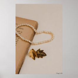 Póster Reliquias Poéticas: Perlas, Hojas de Oro y Libro A