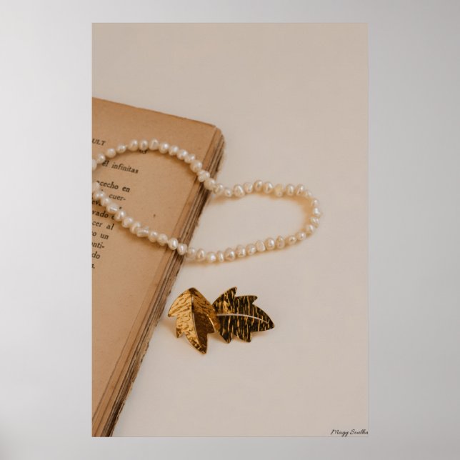Póster Reliquias Poéticas: Perlas, Hojas de Oro y Libro A (Frente)