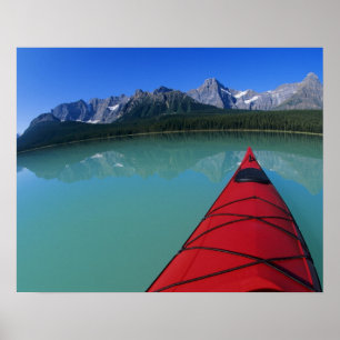 Póster Remo en kayak en el lago Waterfowl bajo el pico Ho