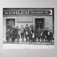 Repartiendo los periódicos del domingo, 1909. Foto