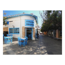 Restaurante azul y blanco en el casco antiguo de P