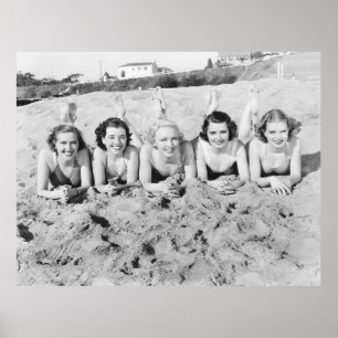 Póster Retrato de cinco mujeres jóvenes tendidas en la pl