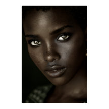 Retrato de Ébano Regio Mirada Intensa Argollas Dor