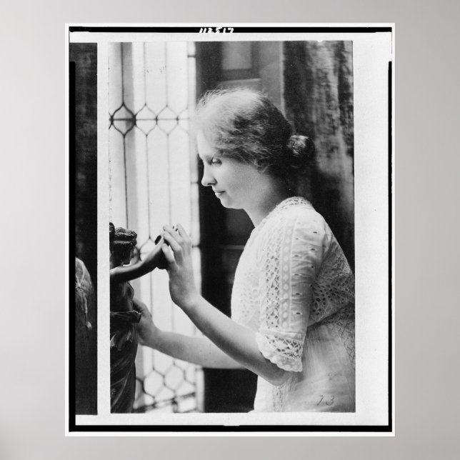 Póster Retrato de Helen Keller tocando una estatua (Frente)