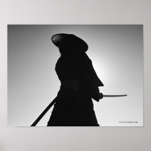 Póster Retrato de un guerrero samurai sosteniendo una esp