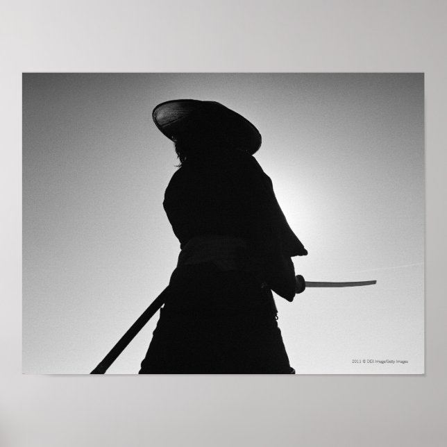 Póster Retrato de un guerrero samurai sosteniendo una esp (Frente)