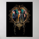 Póster Retrato Golden Newt, Tina y Leta Art Deco<br><div class="desc">BROMAS FANTÁSTICAS: LOS CRÍMENES DE GRINDELWALD™ | Eche un vistazo a este retrato de arte nuevo con PORPENTINA GOLDSTEIN™,  NEWT SCAMANDER™ y Leta Lestrange en un marco circular ornamentado. ¡Consigue este bonito gráfico en tu producto Zazzle favorito hoy!</div>