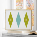 Póster Retro Aqua Blue Green Stars Diamonts<br><div class="desc">Este moderno poster de mediados de siglo cuenta con 3 grandes diamantes de 2 estrellas en el centro,  en una combinación de los colores azul acuático,  verde aguacate y amarillo. ¡Esto haría que tus paredes fueran algo divertido!</div>