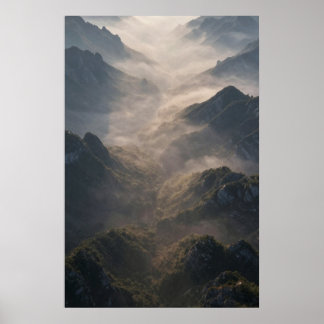 Póster Ridge lines dissolving into morning fog. Soft and 