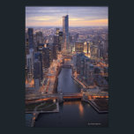 Póster Río Chicago y Torre Trump desde arriba<br><div class="desc">Río Chicago y Torre Trump desde arriba durante la puesta de sol en diciembre con cielos claros y nítidos. | Berthold Trenkel | AssetID: 140320910</div>