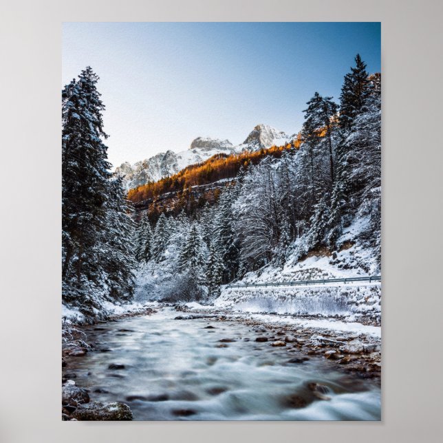 Póster Río de otoño e invierno, bosque y montañas (Frente)